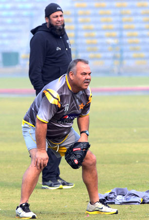 Pakistan's head coach Dav Whatmore and batting consultant Inzamam-ul-Haq during the practice session. ? Photo by AFP