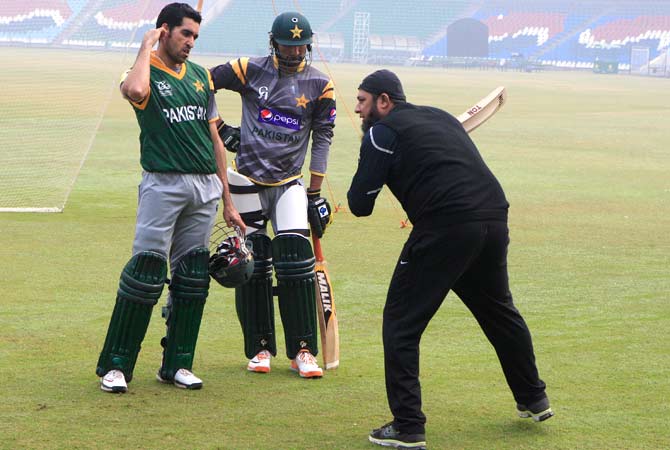 Pakistan cricket team's batting consultant and former great Inzamam-ul-Haq coaches Umar Gul and Sohail Tanvir ? Photo by AP