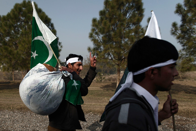 A supporter of Muhammad Tahirul Qadri, leader of Mihaj-ul-Quran, carries his blanket as he arrives to take part in a protest in Islamabad January 14, 2013. ? Photo by Reuters