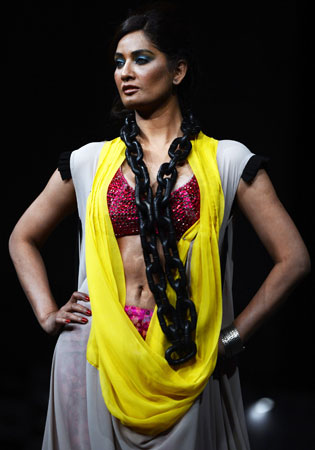 A Pakistani model presents a creation by designer Shabs. ?Photo by AFP