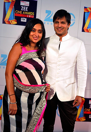 Indian Bollywood actor Vivek Oberoi along with wife Priyanka attends the Zee Cine Awards 2013 ceremony in Mumbai on January 6, 2013. ? AFP Photo