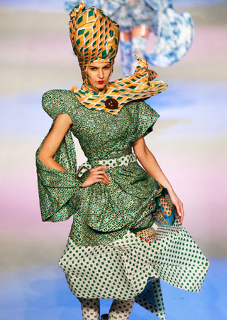A model presents a creation by Hong Kong designer Lin Po Chun during the Hong Kong Young Fashion Designers' contest.?Photo by AP