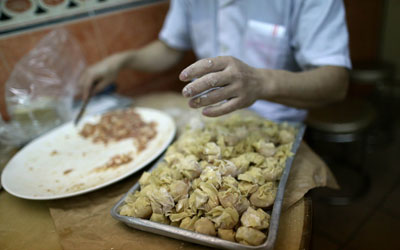 A staff at the one-Michelin-starred restaurant Ho Hung Kee preparing wontons. —Photo by AFP