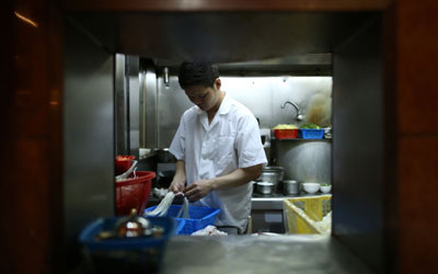 A chef at Ho Hung Kee preparing noodles. —Photo by AFP