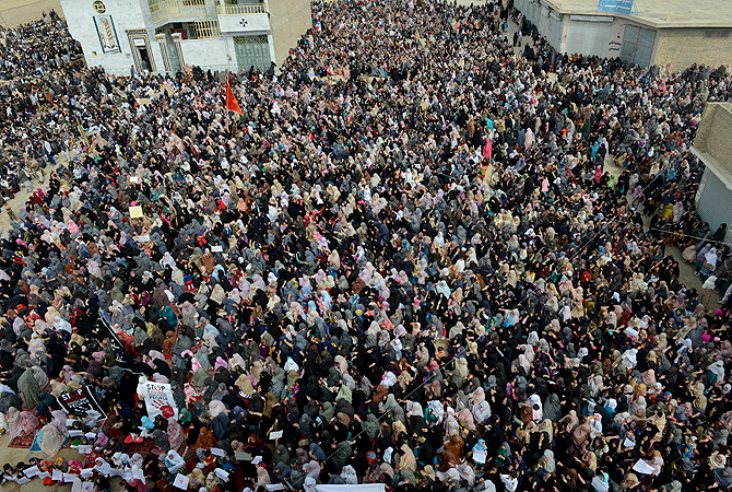 Pakistani Shia Muslims gather to protest against a devastating bomb attack in Quetta on February 18, 2013. ? AFP Photo