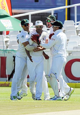 South African cricketer Alviro Petersen (2nd L) is congratulated by teammates for the wicket of unseen Pakistani cricketer Sarfraz Ahmed. -Photo by AFP