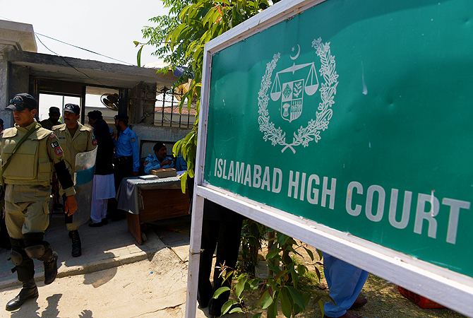 Pakistani paramilitary soldiers leave from the high court after the case hearing of former military ruler Pervez Musharraf in Islamabad on April 18, 2013.