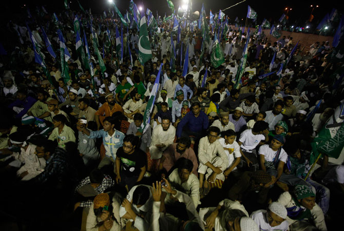 Supporters of political and religious party Jamaat-e-Islami attend an election campaign rally in Karachi, May 5, 2013.