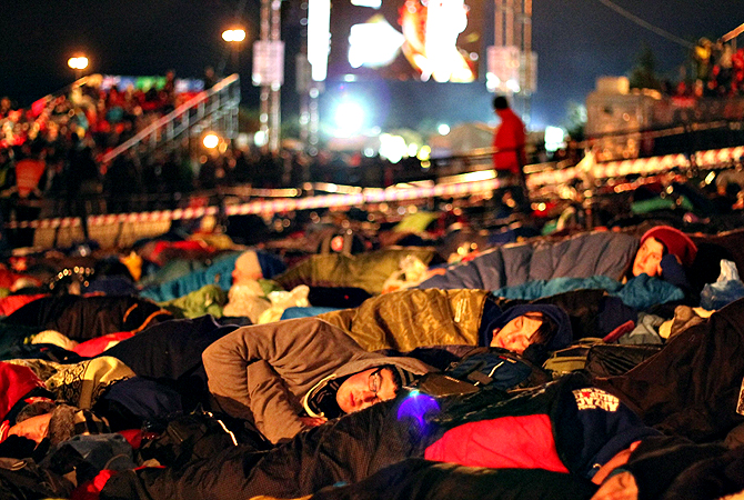 Australians and New Zealanders sleep outside before a ceremony marking the 98th anniversary of Anzac Day at Anzac Cove, in western Canakkale, on April 25, 2013. Anzac Day is observed as a day of remembrance in New Zealand and Australia on April 25, the anniversary of the ill-fated landing of the Australian and New Zealand Army Corps (ANZAC) at Gallipoli in modern-day Turkey in World War I. — AFP Photo