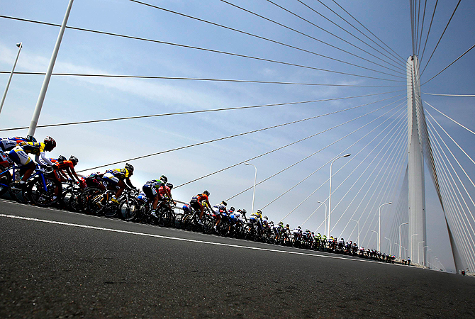 Participants compete at the Chongming Island Women's Tour, part of the 2013 UCI Women's Road World Cup, in Chongming Island, Shanghai province May 12, 2013. — Reuters Phot