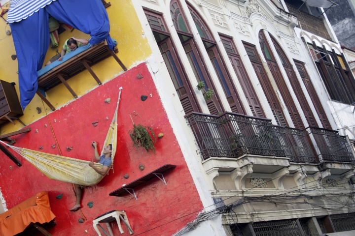 Brazilian artists Tiago Primo (top) and his brother Gabriel hang out at a wall in Rio de Janeiro July 8, 2009. The bizarre vertical "house" built on a climbing wall by Brazilian artists has been drawing the attention of thousands who walk by the installation in Rio de Janeiro's downtown neighbourhood.