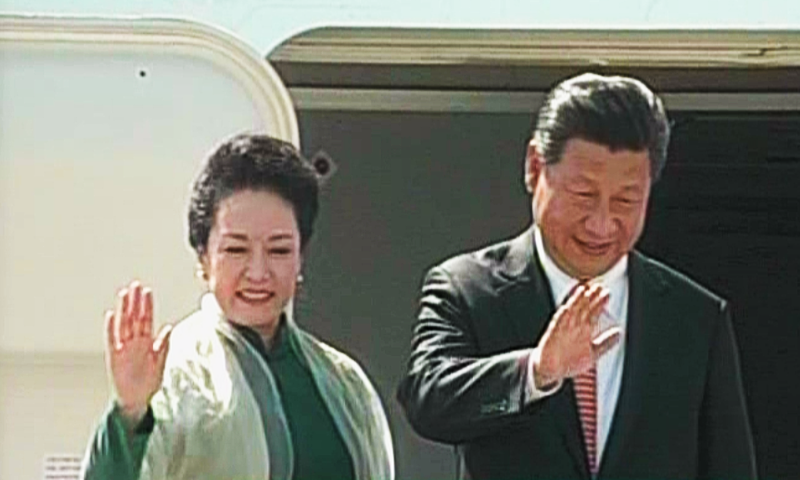 Chinese President Jinping and First Lady Peng Liyuan wave as they depart from Islamabad. ─ DawnNews screengrab