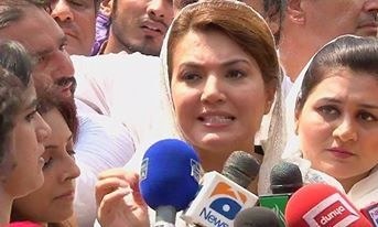 پی ٹی آئی چیئرمین عمران خان کی اہلیہ ریحام خان میڈیا سے گفتگو کرتے ہوئے&mdash;۔ڈان نیوز اسکرین گریب