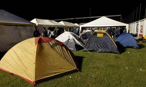 20 ہزار سے زائد افراد شیلٹرز میں رہ رہے ہیں — فوٹو: رائٹرز