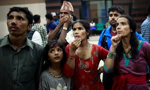 لواحقین اپنے عزیروں کو مقامی ہسپتالوں میں تلاش کرتے رہے — فوٹو : بشکریہ فرسٹ ورلڈ