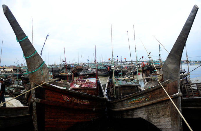 Fishing boats are tied up in the harbour of Chittagong during preparations for the expected arrival of Cyclone Mahasen. —AFP Photo