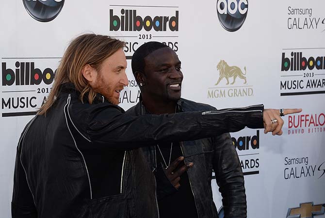 David Guetta (L) and Akon arrives on the red carpet at the 2013 Billboard Music Awards at the MGM Grand in Las Vegas, Nevada.—Photo by AFP