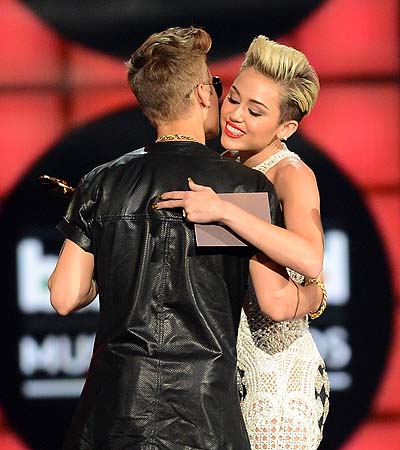 Musician Justin Bieber accepts the award for "Top Male Artist" presented by singer Miley Cyrus onstage during the 2013 Billboard Music Awards at the MGM Grand Garden Arena in Las Vegas, Nevada.—Photo by AFP