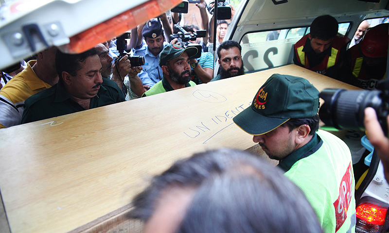 Pakistani rescuers shift a coffin of a foreign tourist from an ambulance to a hospital in Islamabad. Gunmen dressed as police killed nine Chinese and Ukrainian tourists in an unprecedented attack in the Pakistani Himalayas claimed by the Taliban, who said they had set up a new faction to target foreigners in revenge for US drone strikes.—Photo by AFP