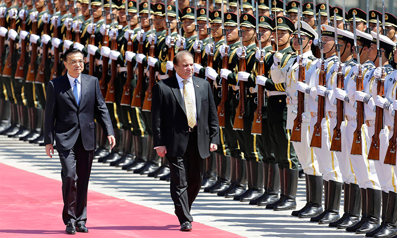 Nawaz Sharif and Chinese Premier Li Keqiang inspect China's honour guards — Reuters
