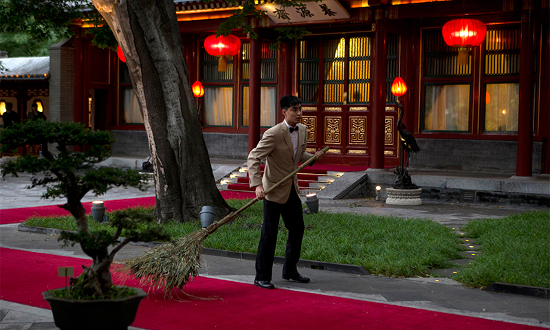 An attendant prepares for Nawaz Sharif's arrival at the Diaoyutai State Guest House in Beijing, China— AFP Photo