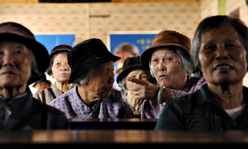 Two elderly women chating at a tea house in Chengmai city.