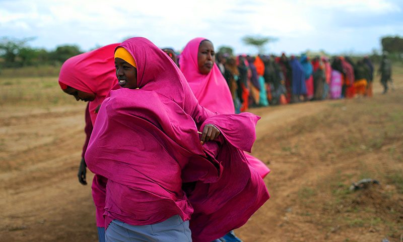 Internally displaced women lining up for food at a distribution center in Afgoye, Somalia. The United Arab Emirates (UAE) Red Crescent gave out food aid as part of a program they are conducting during the month of Ramadan.—Photo by AFP