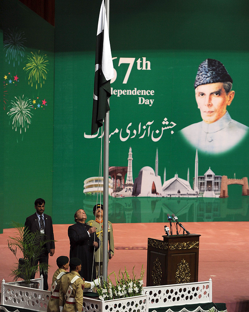 Pakistani Prime Minister Nawaz Sharif (C) hoists the national flag during a ceremony to mark the country's Independence Day. -Photo by AFP