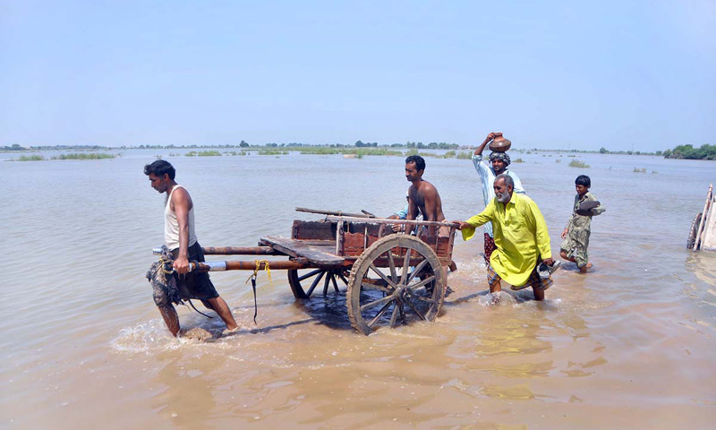 People displaced by the flood seek higher ground. – Photo by APP