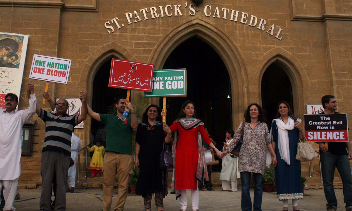 Citizens and religious leaders join hands to express their solidarity with the Christian community, in memory of the victims of the Peshawar dual suicidal bomb blasts, at St. Patrick’s Cathedral. – Photo by PPI