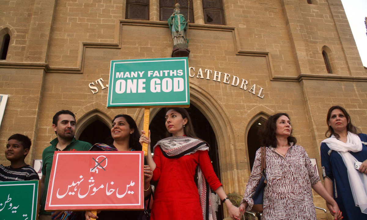Citizens and religious leaders join hands to express their solidarity with the Christian community, in memory of the victims of the Peshawar dual suicidal bomb blasts, at St. Patrick’s Cathedral. – Photo by PPI