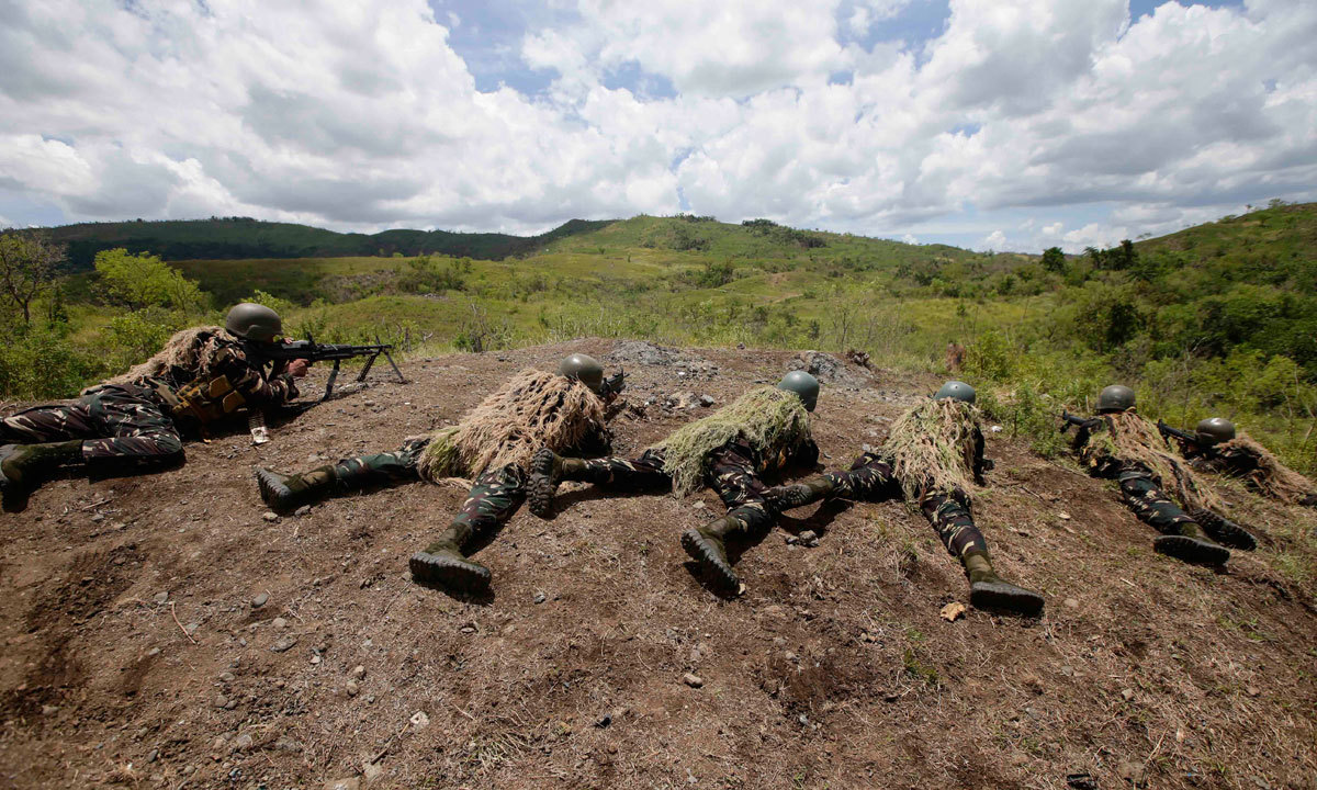 Filipino soldiers fire their weapons at a mock target during a live-fire exercise with their US counterpart at the ongoing joint US-Philippines military exercise dubbed Balikatan 2014, Saturday, May 10, 2014 at the Philippine Army training camp at Fort Magsaysay, Nueva Ecija province in northern Philippines. – Photo by AP