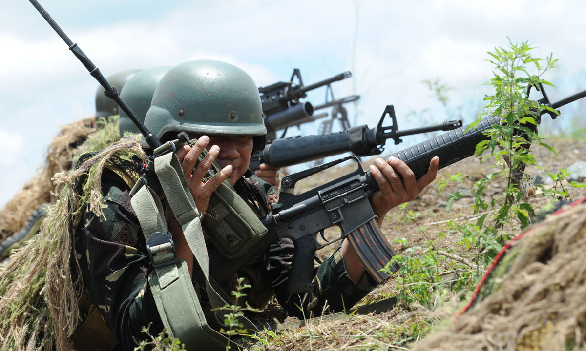 Philippine soldiers fire their weapons during a live fire exercise with their US counterpart (not pictured) at Fort Magsaysay, in Nueva Ecija province north of Manila on May 10, 2014. – Photo by AFP