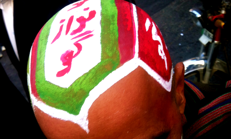 تحریک انصاف کے کارکنوں نے اپنے جزبے کی ترجمانی کے لئے مختلف طریقے اپنائے اور ایک جیالے نے اپنے بال منڈوا کر گو نواز گو لکھوا رکھا ہے۔