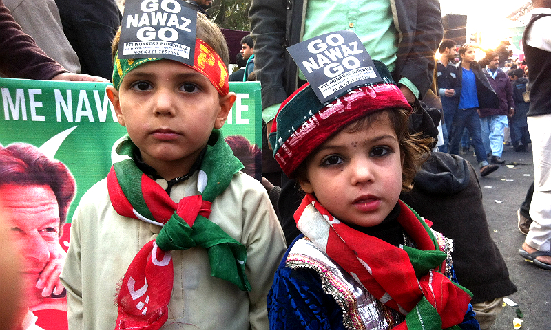 بچے تو غیر سیاسی ہوتے ہیں۔ مگر تحریک انصاف کے دھرنوں میں بچے اپنے والدین کی سیاسی وابستگی کا اظہار کرنے کے لئے شرکت کرتے ہیں۔