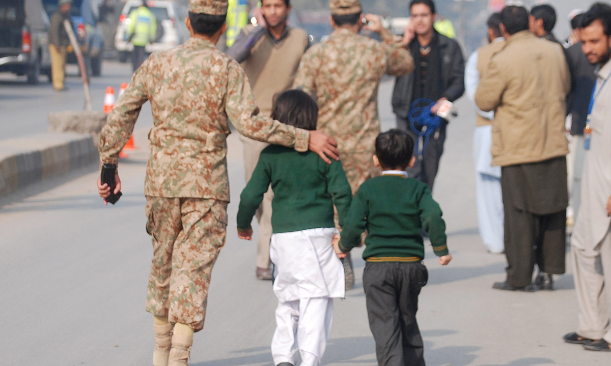 ڈان نیوز کا کہنا ہے کہ ہلاک ہونے والے بچوں کی عمر 9 سے 16 سال کے درمیان بتائی جاتی ہے— رائٹرز فوٹو