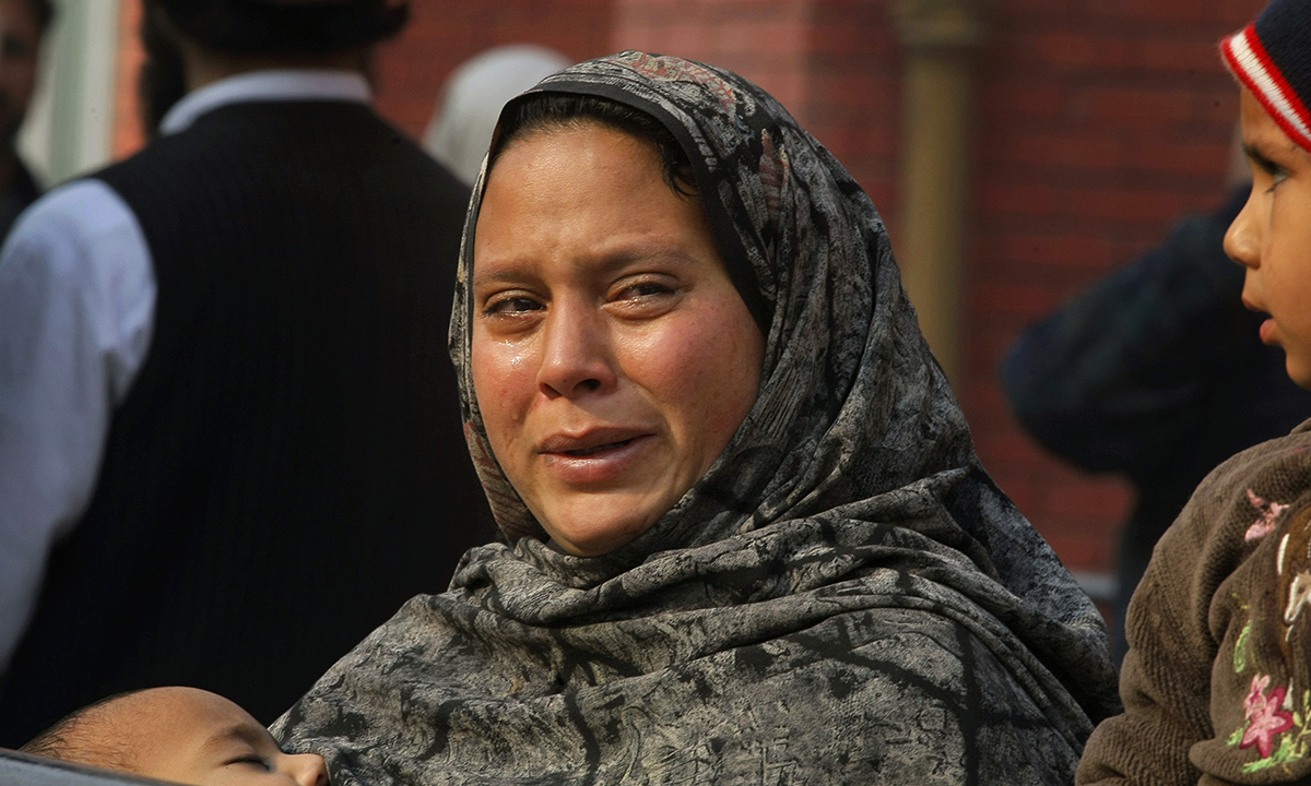 اس سانحے کے بعد غمزدہ والدین اپنے بچوں کی ہلاکت پر دھاڑیں مار مار کر روتے رہے— اے پی فوٹو