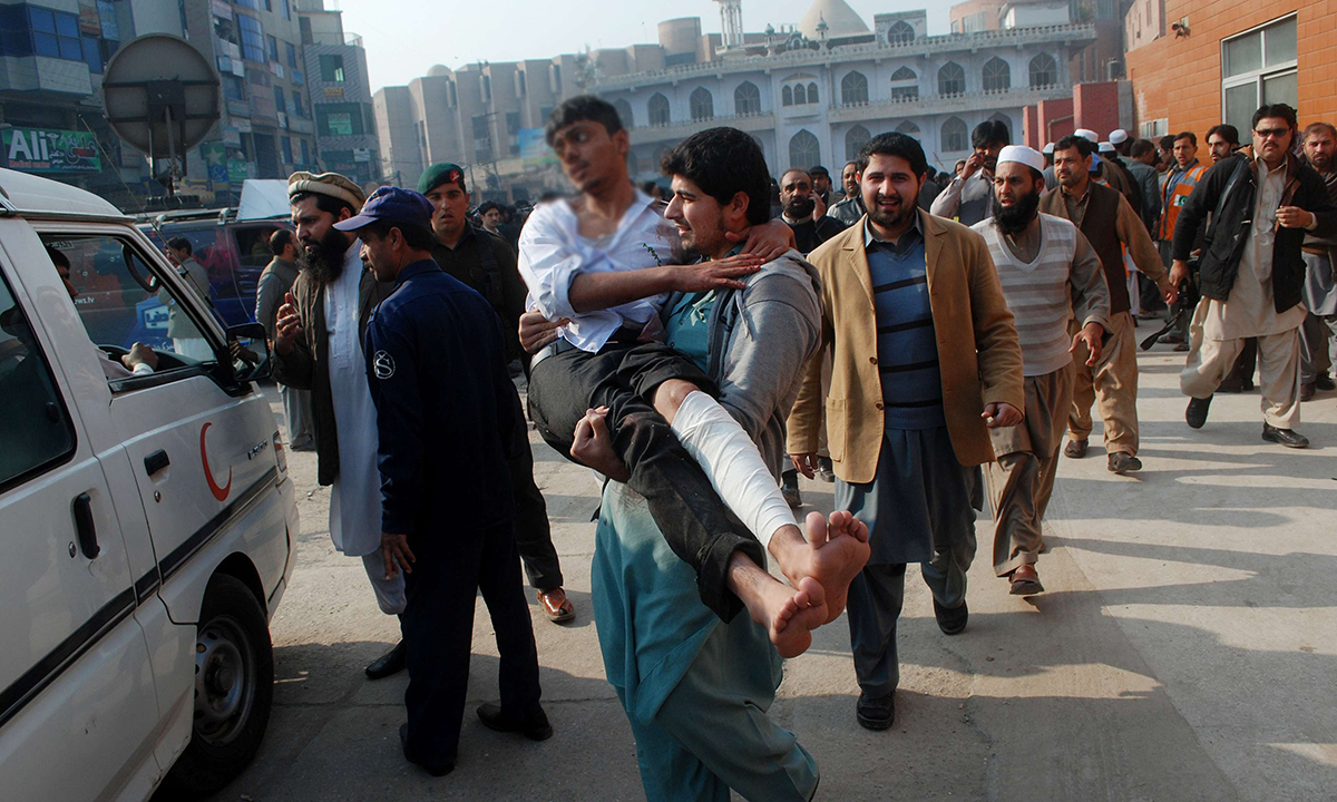 ایک زخمی طالبعلم کو طبی امداد کے لیے ہسپتال لے جایا جارہا ہے— رائٹرز فوٹو