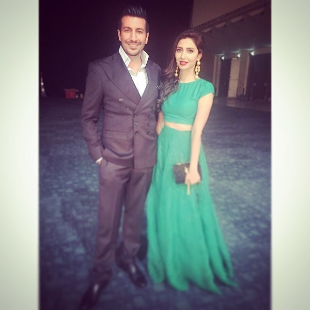 Wiqar Ali Khan poses with Mahira. — Photo courtesy: Instagram