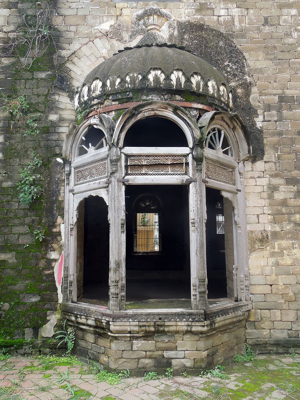 A jharoka, meant for ventilation, in the courtyard. There would be several of these in such buildings to help ensure air circulation.