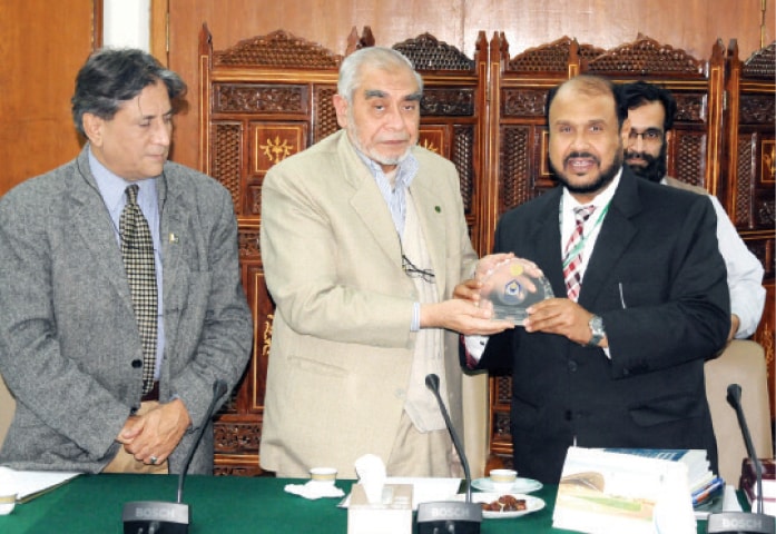 Riphah University Vice-Chancellor Dr Anis Ahmed presents a shield to IIUI President Dr Ahmed Yousif Al Draiweesh.