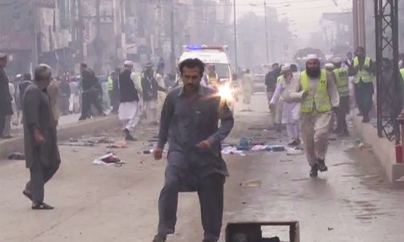 Al menos 15 muertos por coche bomba en Pakistán - 56e8d554bbc63