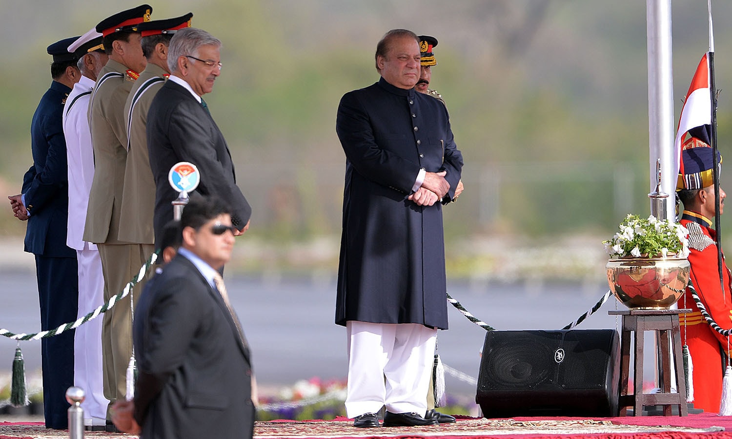 وزیر اعظم نواز شریف پریڈ میں سلامی کے چبوترے سے جائزہ لے رہے ہیں — فوٹو/ اے ایف پی