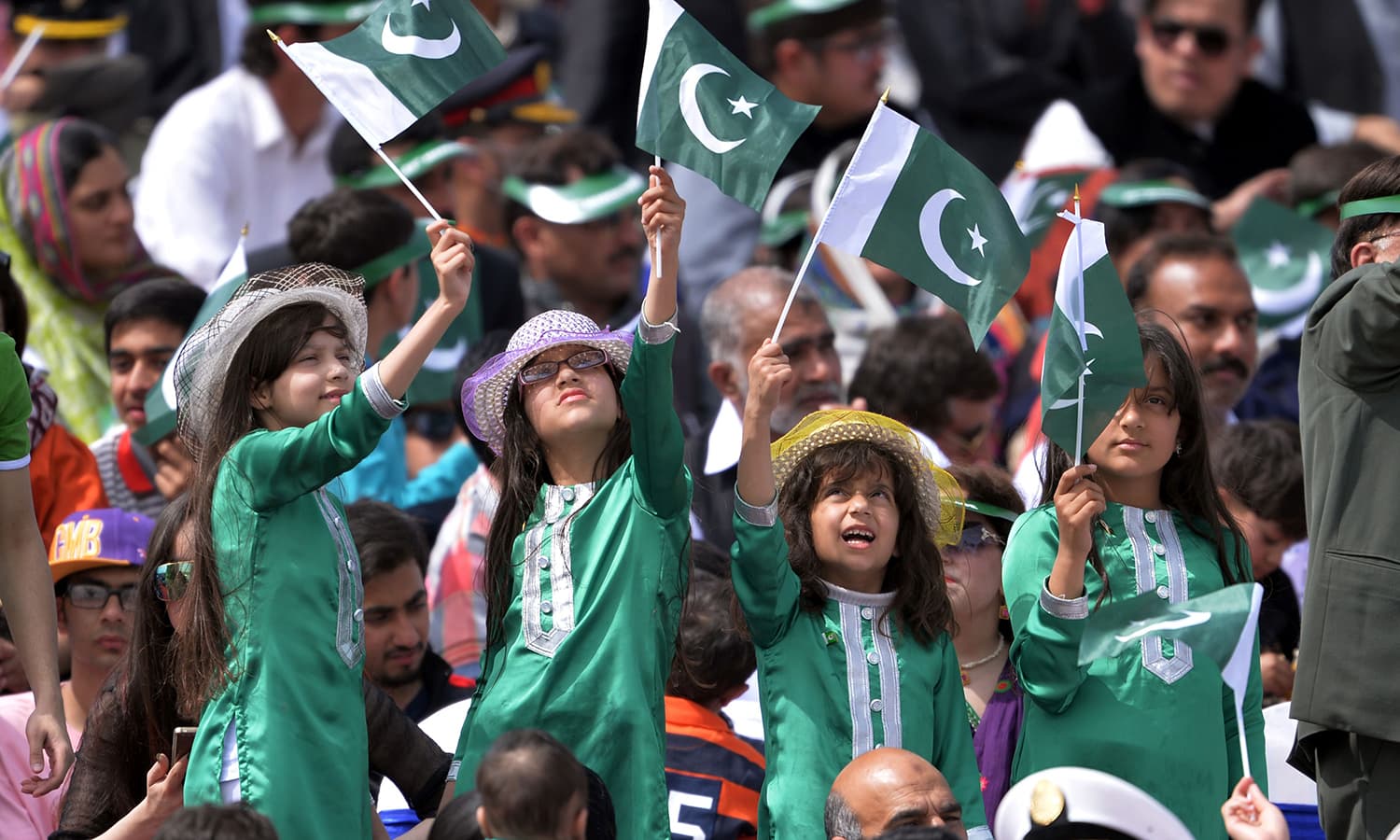 بچے بھی پریڈ کے دوران لطف اٹھاتے نظر آئے — فوٹو/ اے ایف پی