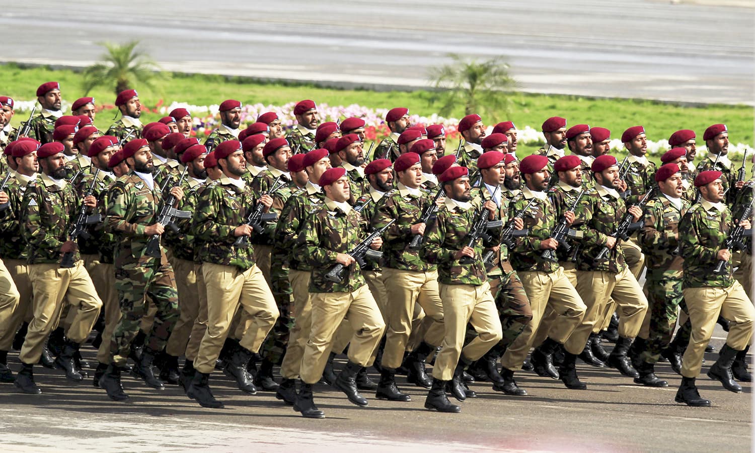 سپیشل سروسز گروپ کے جوان پریڈ میں اپنا مخصوص نعرہ لگاتے ہوئے سلامی دے رہے ہیں — فوٹو / رائٹرز