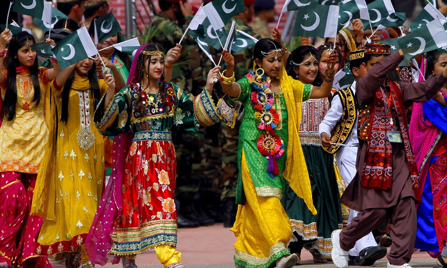 بچوں بھی پریڈ کے دوران روایتی ملبوسات پہن کر توجہ کا مرکز بنے — فوٹو/ اے پی