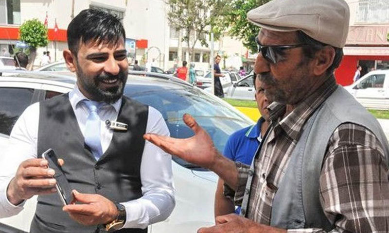 جب جلال نے لوگوں کو اپنی ٹیکنالوجی دکھائی تو وہ حیرت زدہ رہ گئے—فوٹو بشکریہ آڈیٹی سینٹرل