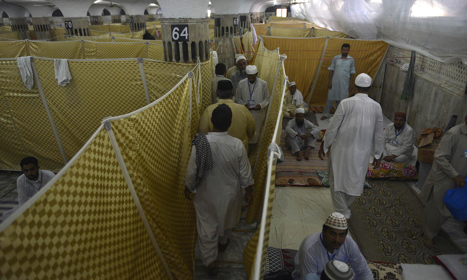 لاہور کی ایک مسجد میں اعتکاف میں بیٹھنے والے افراد کا اجتماع — اے ایف پی فوٹو