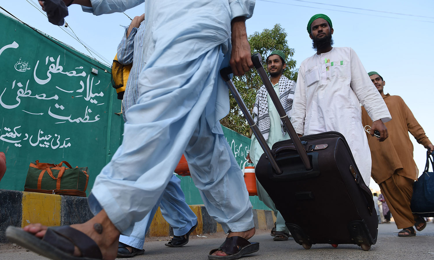 کراچی کی ایک مسجد میں اعتکاف میں بیٹھنے کے لیے لوگ اکھٹے ہورہے ہیں — اے ایف پی فوٹو