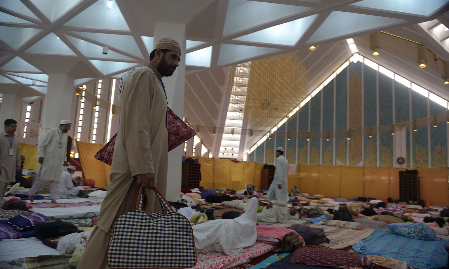 اعتکاف میں شرکت کیلئے لوگ 20 ویں رمضان سے عصر کے وقت مساجد میں داخل ہوئے اور عیدالفطر کا چاند نظر آتے ہی اعتکاف ختم ہوجائے گا— اے ایف پی فوٹو